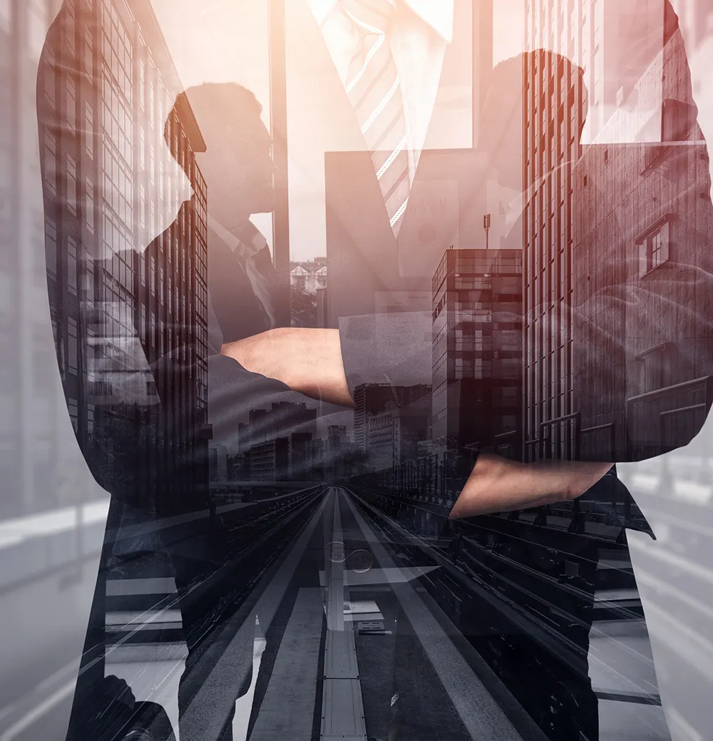 Photo en double exposition d'un homme croisant les bras en costume et de deux personnes en costume discutant