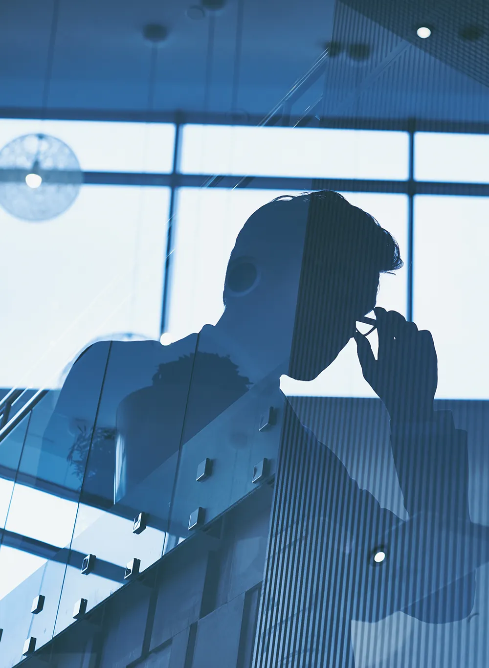 Photo en double exposition d'un businessman et un décor de bureau